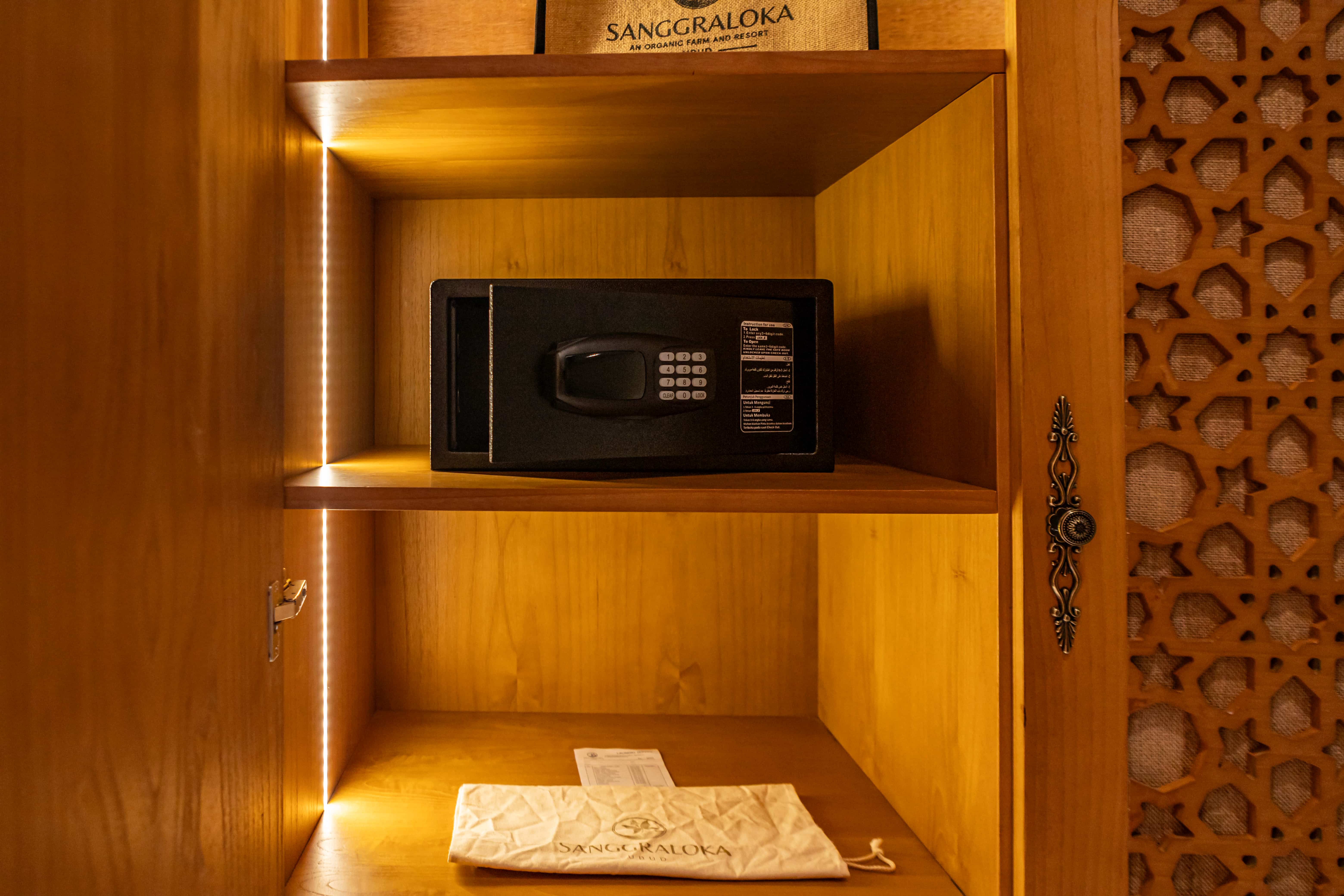 deluxe suite room in Ubud Bali luxury resort with tropical ambiance